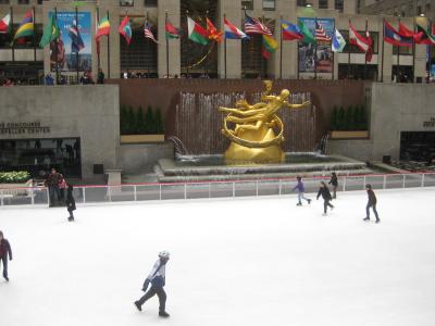 Skridskobanan är i gång nedanför Rockefeller Center ...