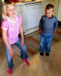 Vi blev så ledsna när kusinen åkte hem, så mormor spelade Smurfarnas Hallonsaft, då kunde vi inte låta bli att dansa ...
