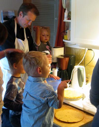 Eftersom det är mormors födelsedag så hjälper morbror Niclas oss med att göra färdigt tårtan ...