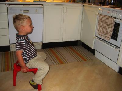 img_5097 Jag hjälper mormor att se när lampan slocknar eller tänds på ugnen ...