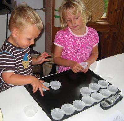 img_5101 Vi har alla något att göra - att ställa ut muffinsformar ...