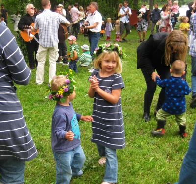 img_5136 Åh, det är såå roligt att dansa runt midsommarstången ...