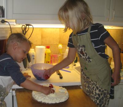 Mormor hade börjat göra tårta, men vi är bättre på det - så vi tog över ...
