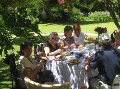 Så underbart med picknick i en afrikansk trädgård ...