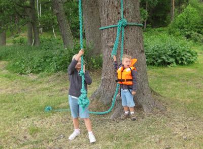 Först måste vi stanna och gunga i repen vid badberget ...