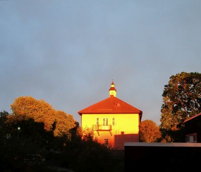 Som ett förgyllt, men stramt, buddisttempel ...