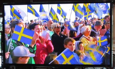 Det är numera tillåtet att vifta med svenska flaggor ...