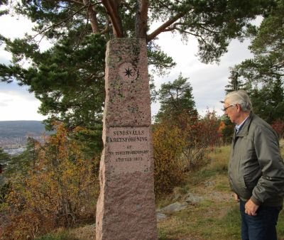 Konstig inskription på stenen ...